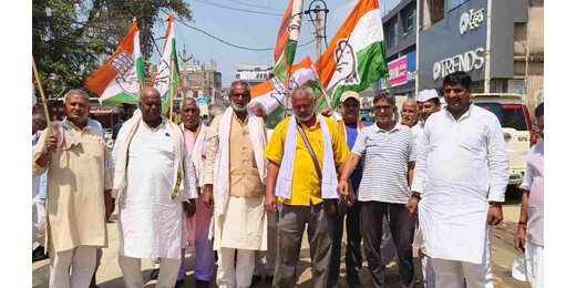 गैस सिलेंडर की बढ़ती कीमत पर कांग्रेस का प्रदर्शन, प्रधानमंत्री व पेट्रोलियम मंत्री का फूंका पुतला 